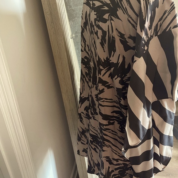 Sophisticated & Sassy! Vince Camuto blouse. Cute with white jeans or skirt. Fun! - Picture 5 of 7